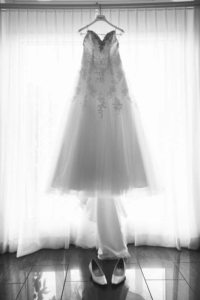 Hochzeit Location Fotograf Cham Aargau Brautkleid Fenster Vorhang