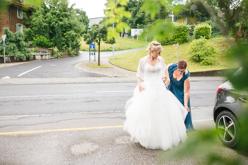 Hochzeit Location Fotograf Cham Aargau Braut und Trauzeugin Strasse