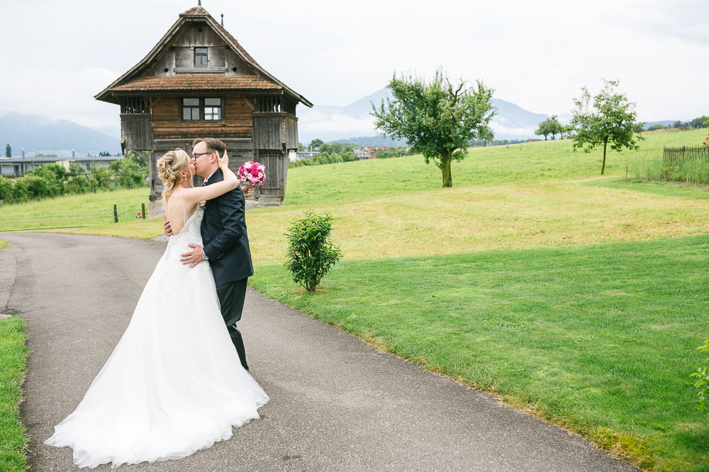 Hochzeit Location Fotograf Cham Aargau Brautpaar Speicher Wiese grün