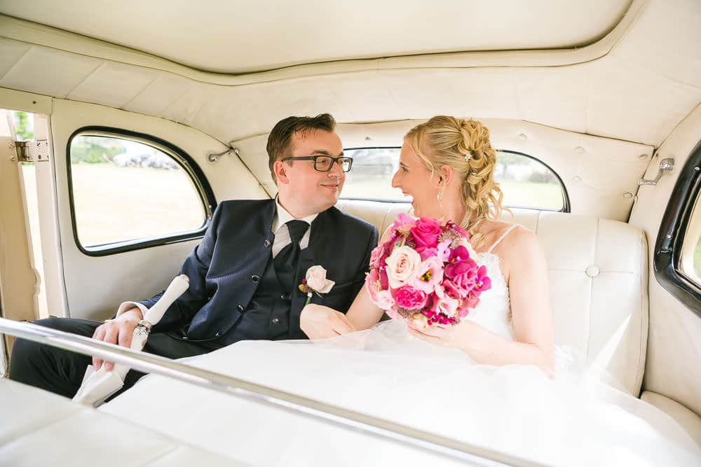 Hochzeit Location Fotograf Cham Aargau Brautpaar im Oldtimer