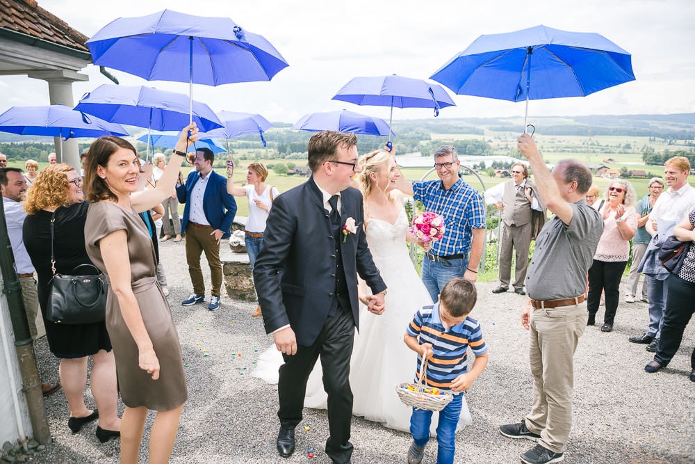 Hochzeit Location Fotograf Cham Aargau Apéro Regen blaue Schirme