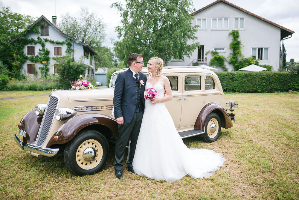 Hochzeit Location Fotograf Cham Aargau Brautpaar vor Oldtimer