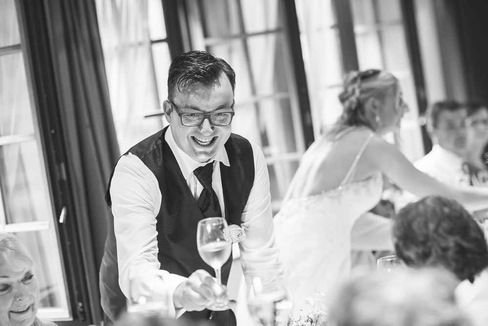 Hochzeit Location Fotograf Cham Aargau Anstossen Brautpaar schwarz weiss