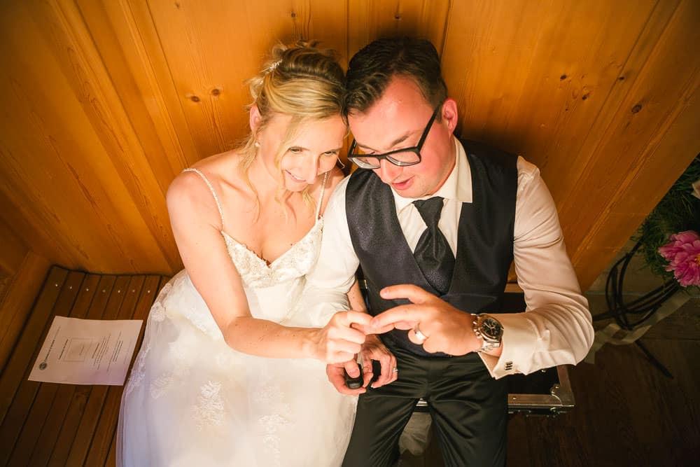 Hochzeit Location Fotograf Cham Aargau Brautpaar Schnapschuss von oben