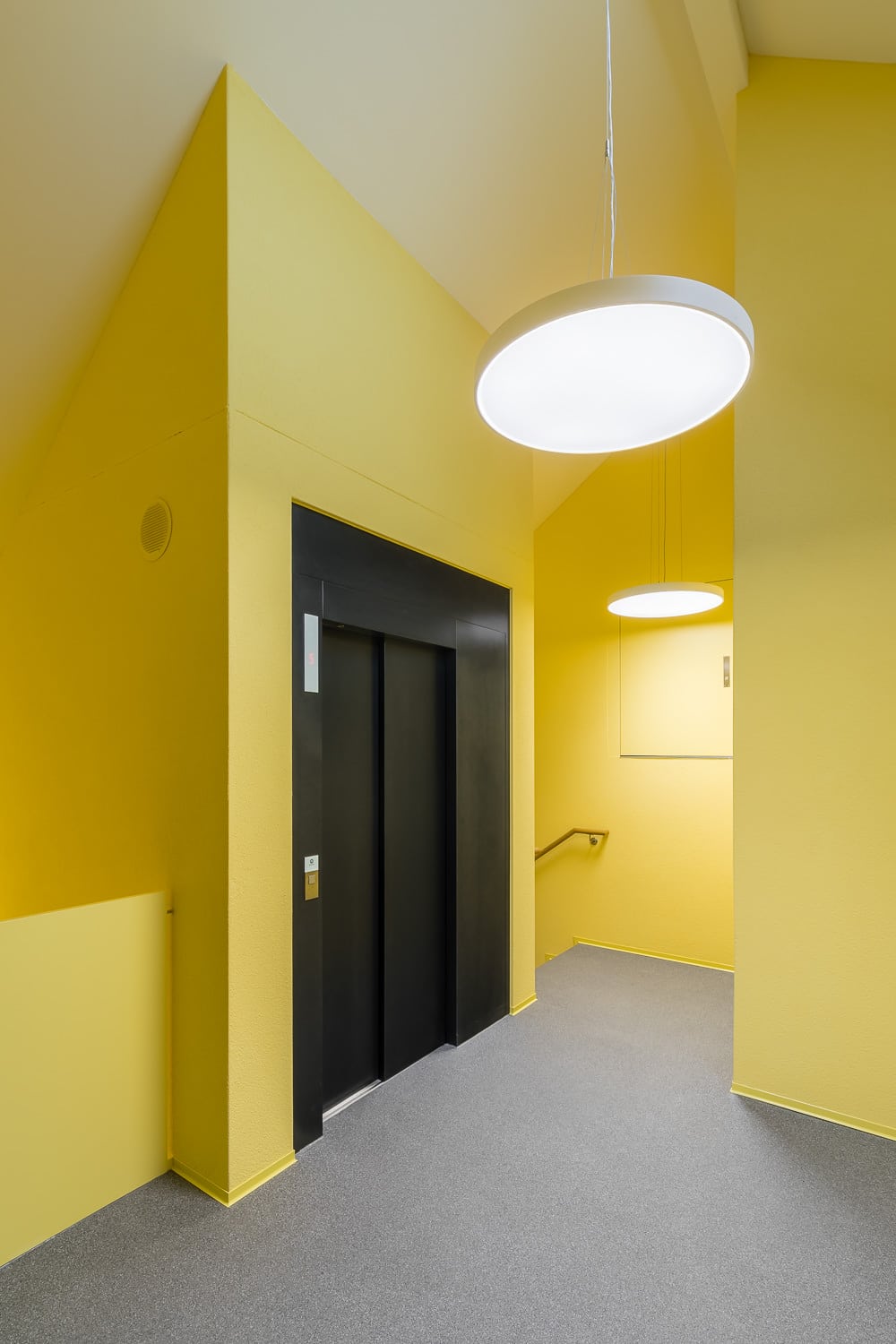 Immobilienfotografie Kastanienweg Lupfig Treppenhaus gelb