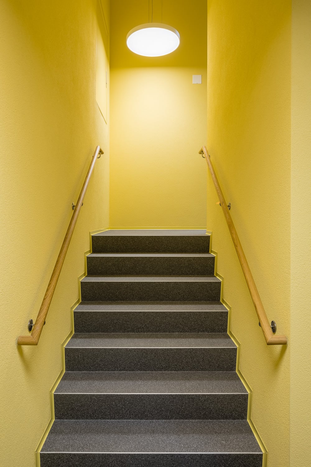 Immobilienfotografie Kastanienweg Lupfig Treppenhaus gelb