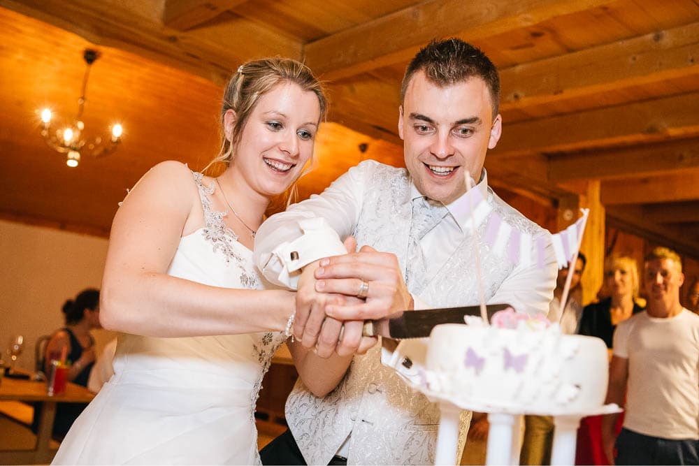 Hochzeit Suhr Brautpaar Hochzeitstorte anschneiden