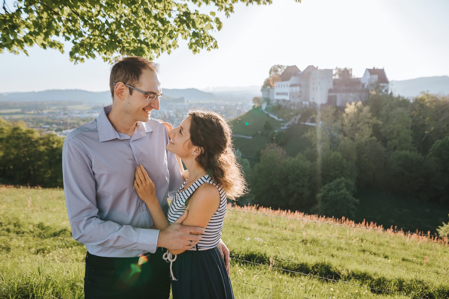 Paarfotos Lenzburg Aargau Aarau tiefe Blicke Hintergrund Schloss Lenzburg