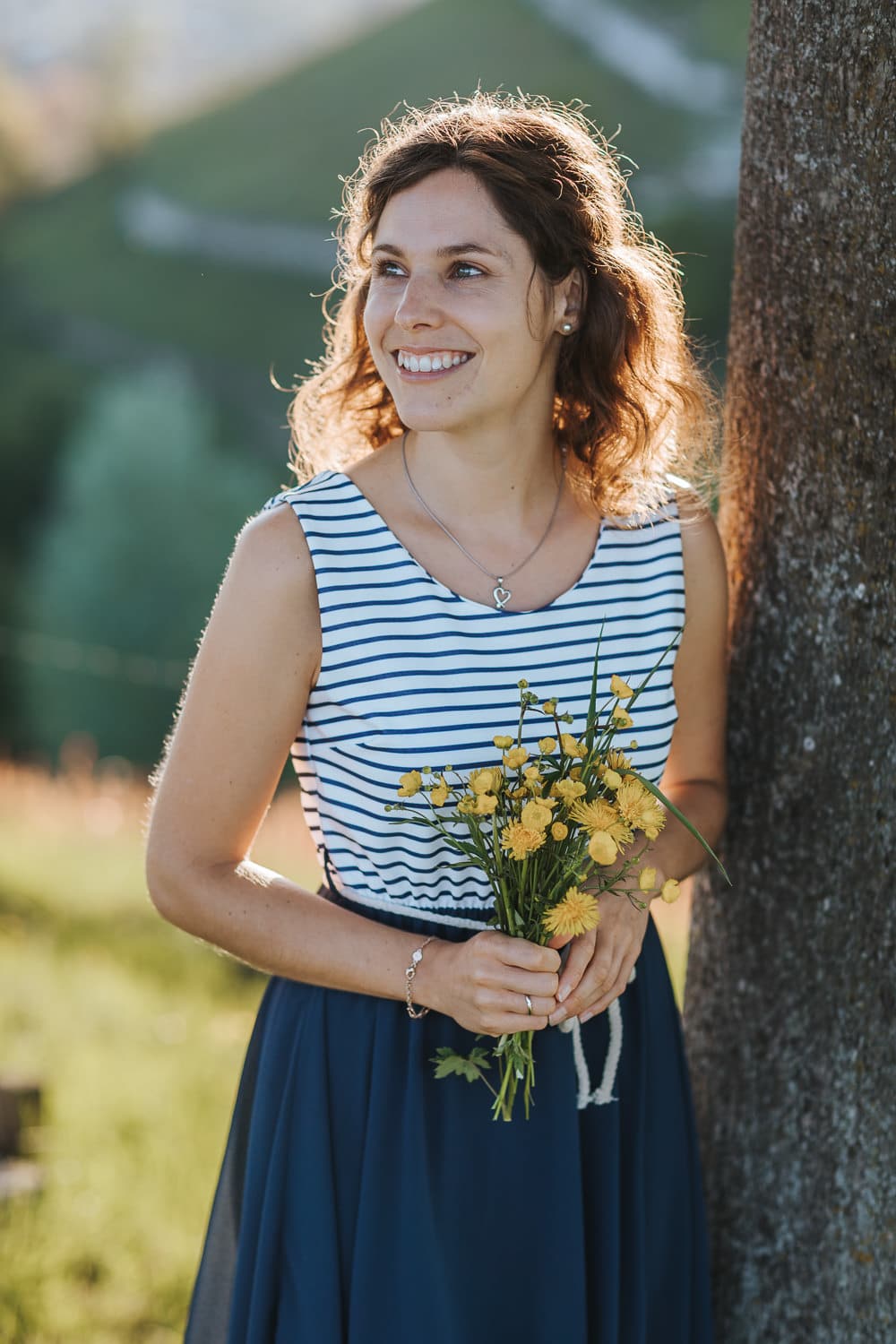 Paarfotos Lenzburg Aargau Aarau Frau mit gelben Blumen Baum