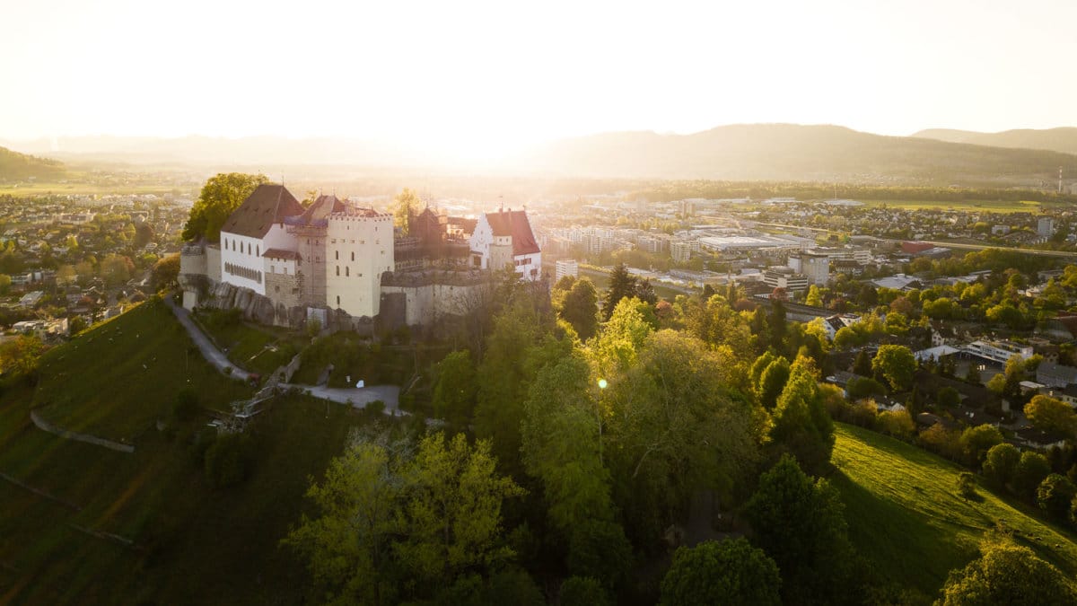 Schloss Lenzburg Luftaufnahme Drohne Sonne