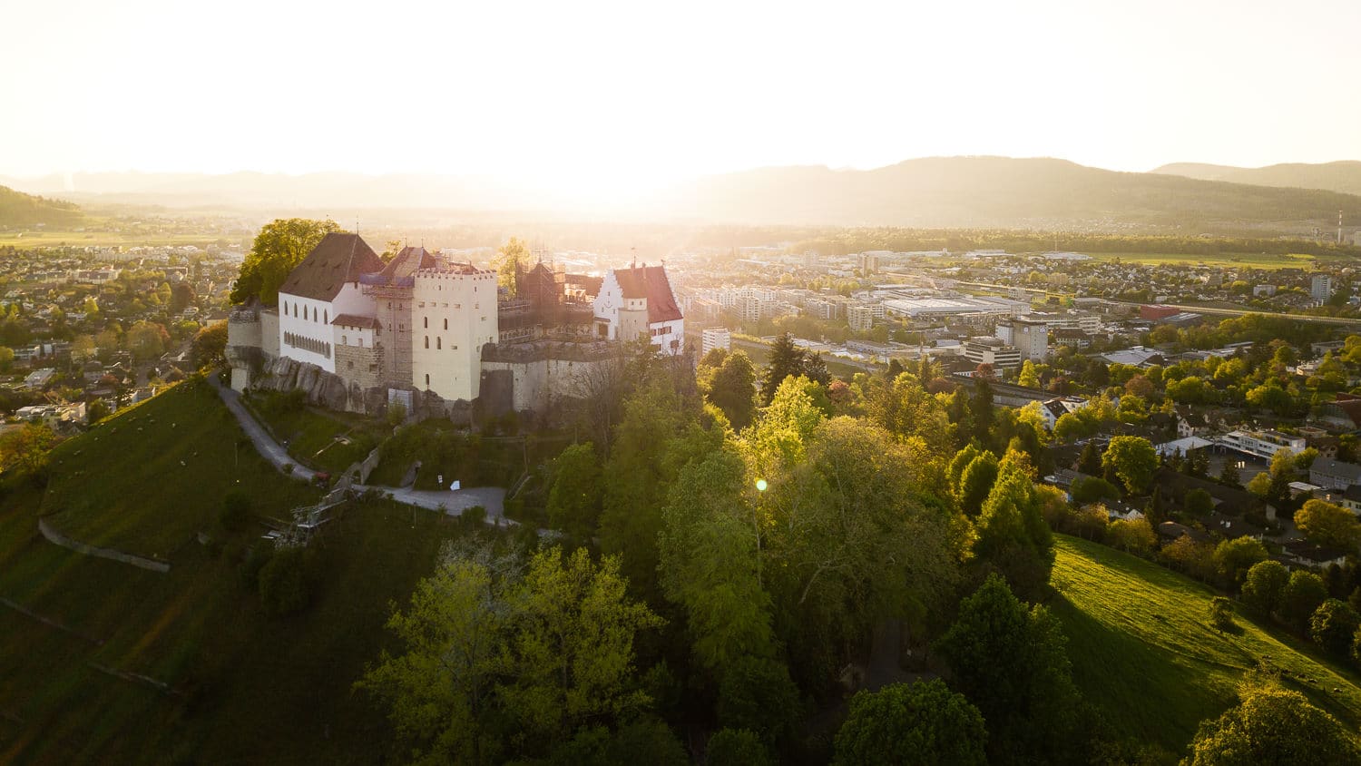 Schloss Lenzburg Luftaufnahme Drohne Sonne