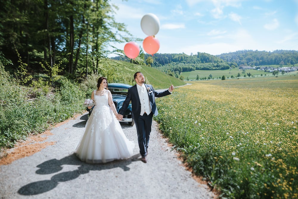 Umweltfreundliche Alternative Luftballons Hochzeit Waldrand Brautpaar Oldtimer