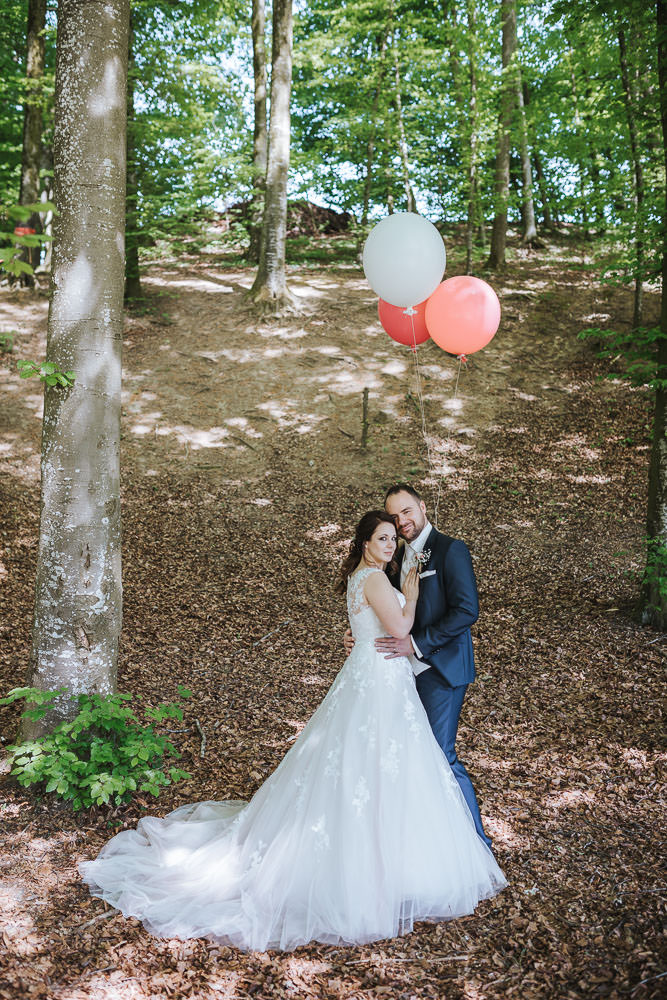 Umweltfreundliche Alternative Luftballons Hochzeit im Wald Brautpaar