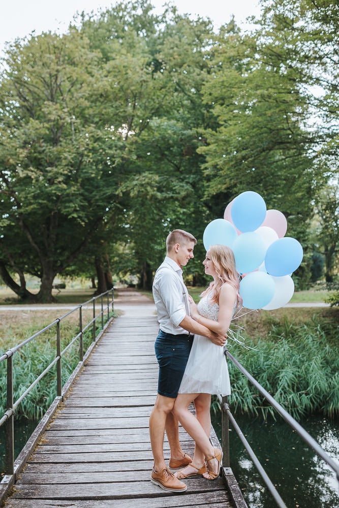 Umweltfreundliche Alternative Luftballons Hochzeit Paarfoto Steg