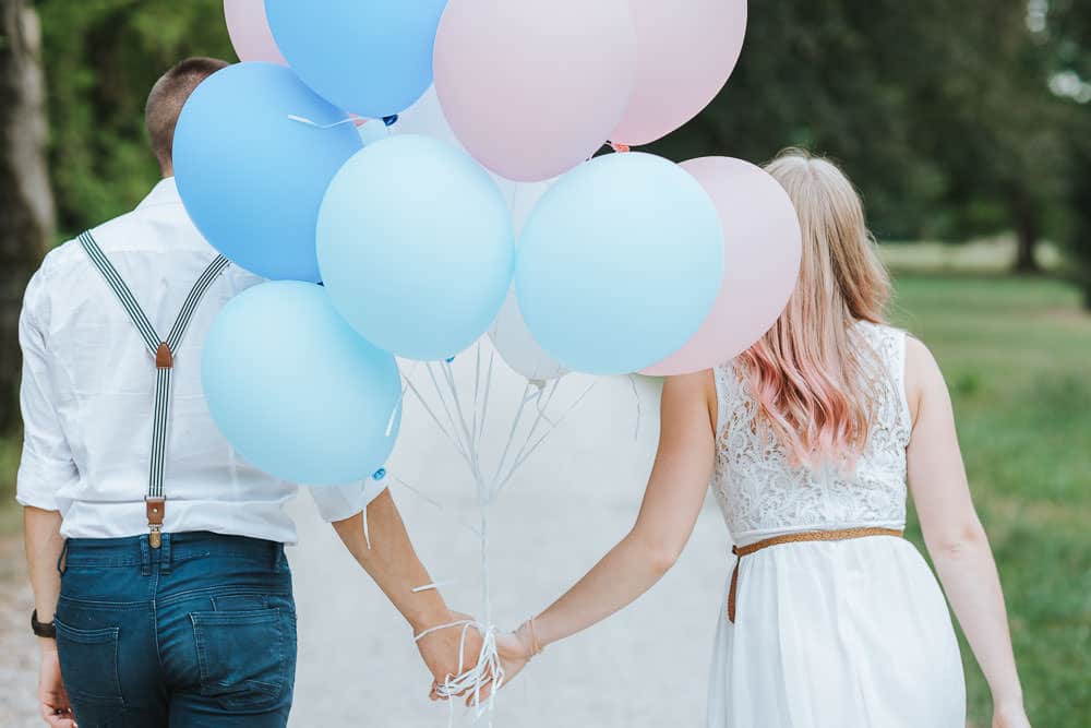 Umweltfreundliche Alternative Luftballons Hochzeit Brautpaar von hinten