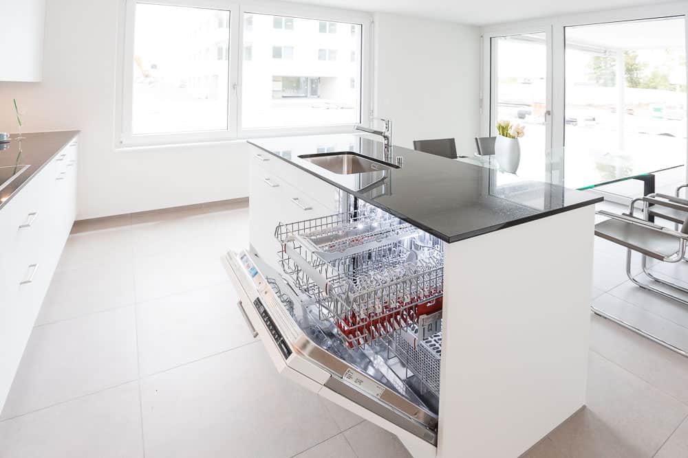 Immobilienfotografie Aargau Aarau helle Küche Kochinsel Geschirrspüler