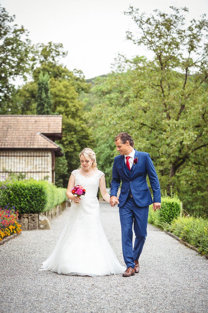 Hochzeit Schloss Wildegg Brautpaar Garten