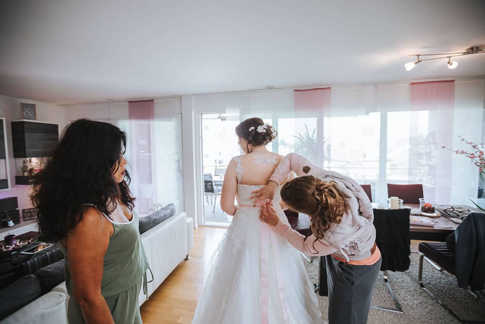 Hochzeitskleid modern Tipps Brautkleid Ankleiden Hilfe Masche