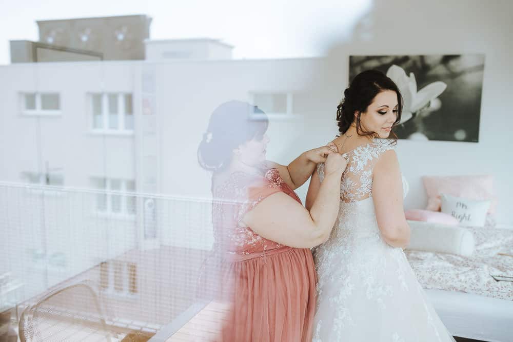 Hochzeitskleid modern Tipps Brautkleid anziehen Hilfe