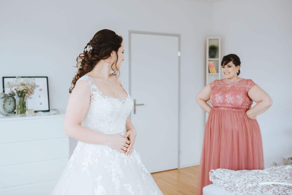 Hochzeitskleid modern Tipps Brautkleid anziehen
