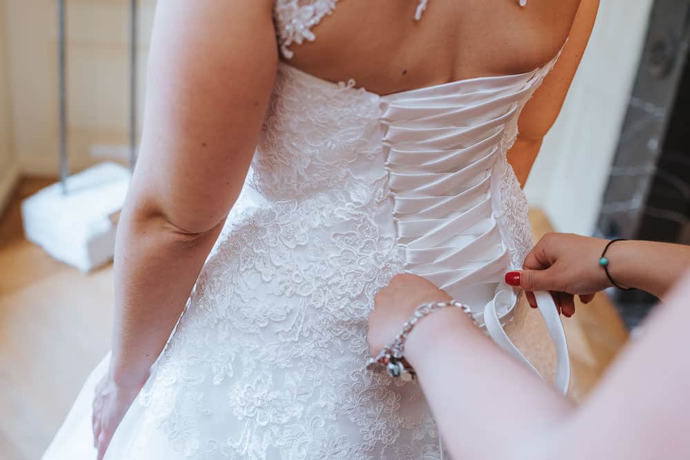 Hochzeitskleid modern Tipps Brautkleid schnüren
