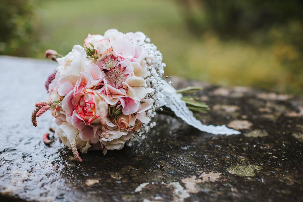 Hochzeit Lenzburg Location Fotograf Brautstrauss