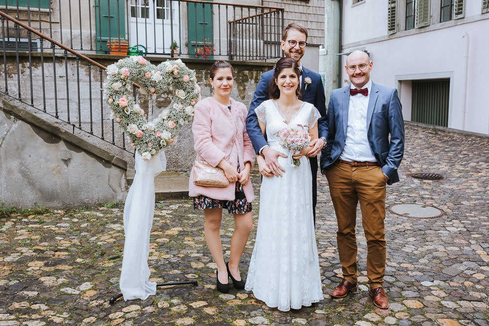 Hochzeit Lenzburg Location Fotograf Brautpaar mit Trauzeugen