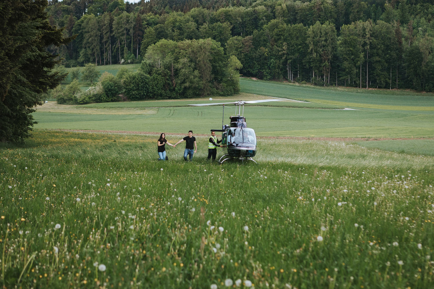 Verlobung Helikopter Hallwylersee Verlobung Liebespaar vor Helikopter