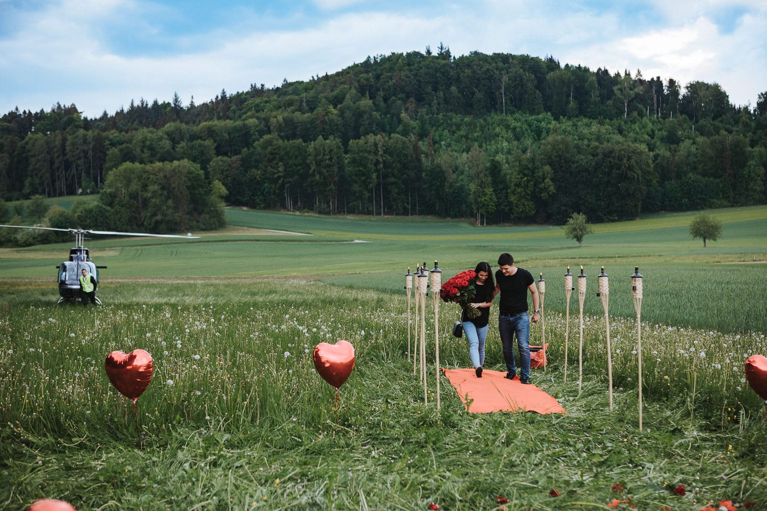 Verlobung Helikopter Hallwylersee Verlobung Liebespaar vor Helikopter