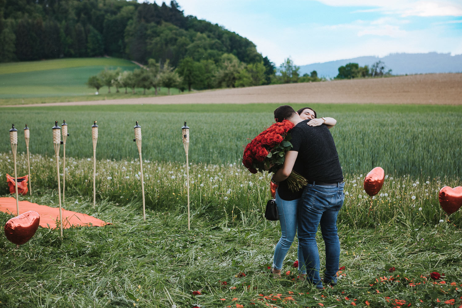 Verlobung Helikopter Hallwylersee Verlobung Liebespaar rote Rosen roter Teppich auf Wiese