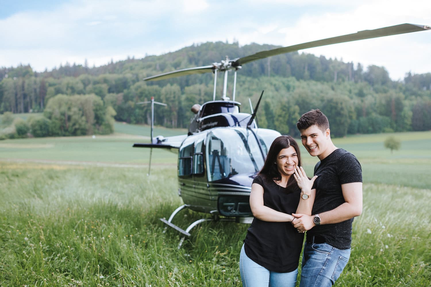 Verlobung Helikopter Hallwylersee Verlobung Liebespaar vor Helikopter