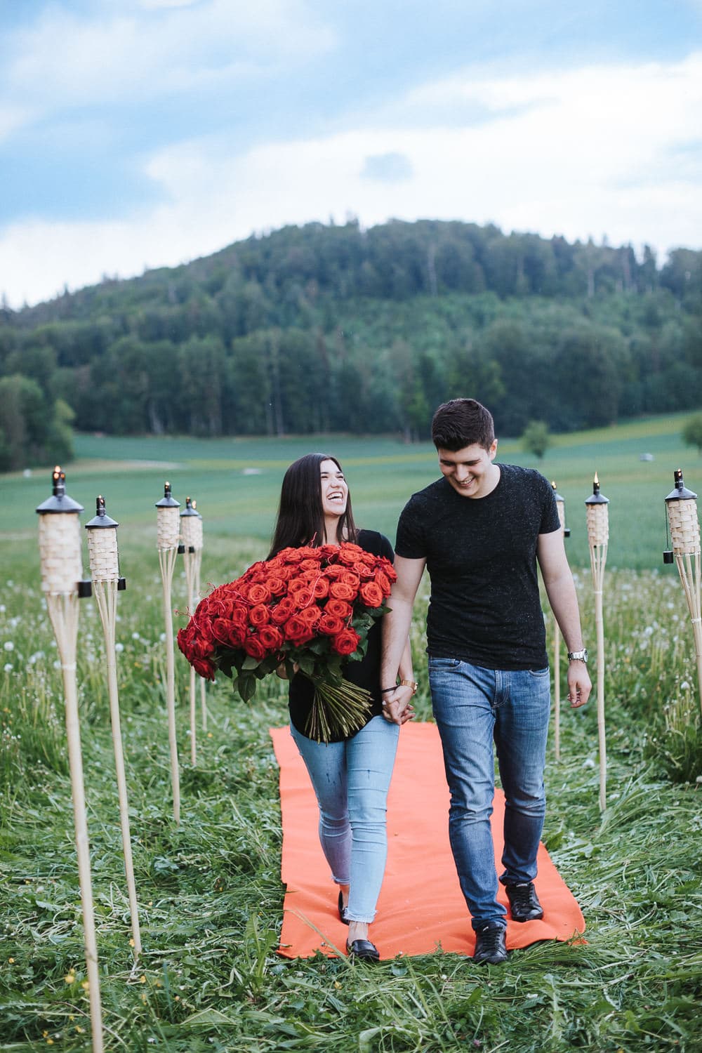 Verlobung Helikopter Hallwylersee Liebespaar roter Teppich Wiese rote Rosen