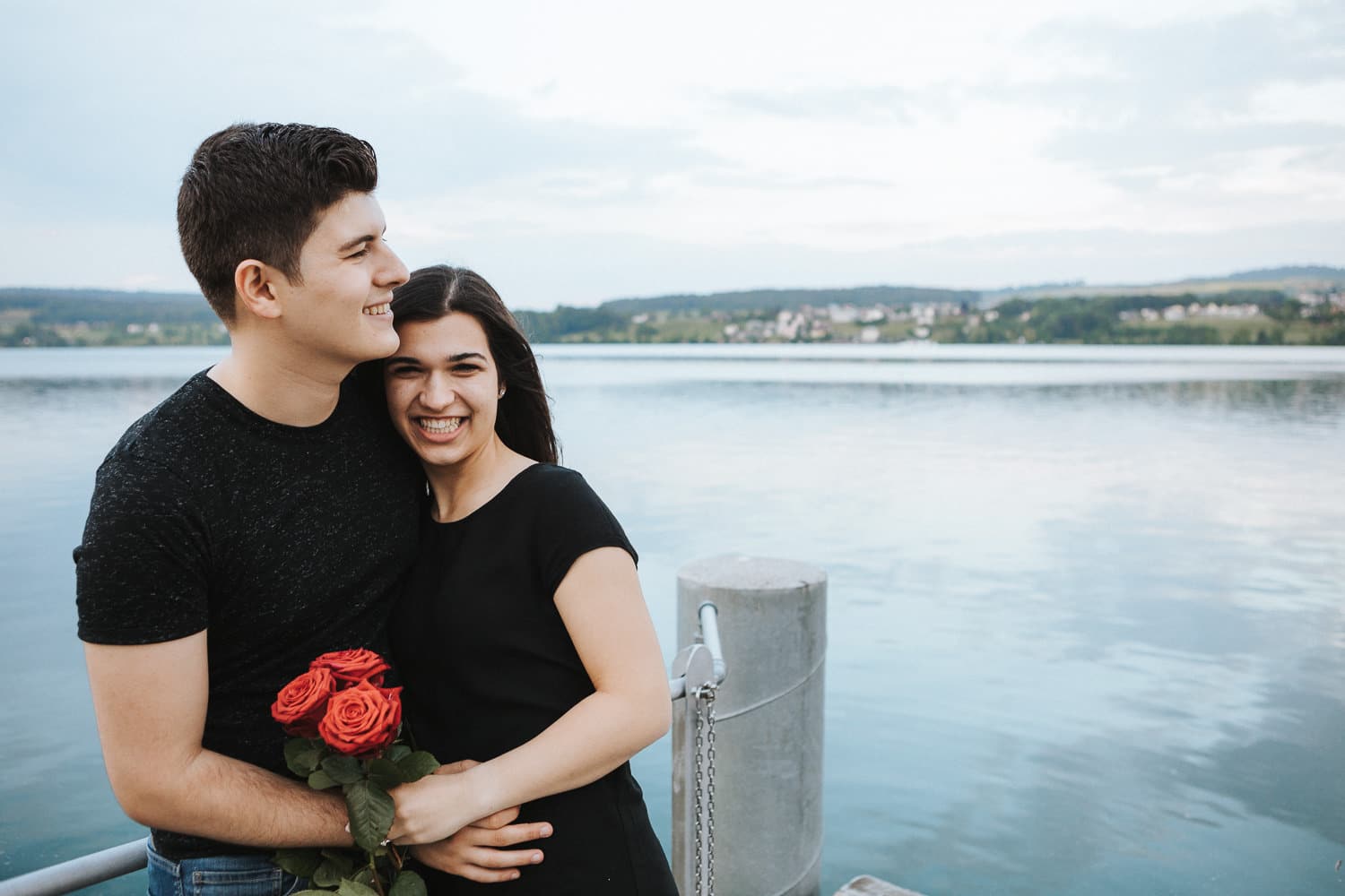 Paarshooting Aarau Aargau Hallwylersee Liebespaar mit roten Rosen Steg