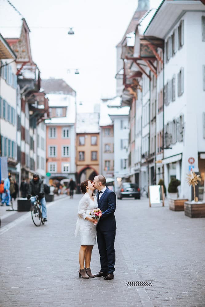 Hochzeit Winter Aarau Altstadt Brautpaar Kuss