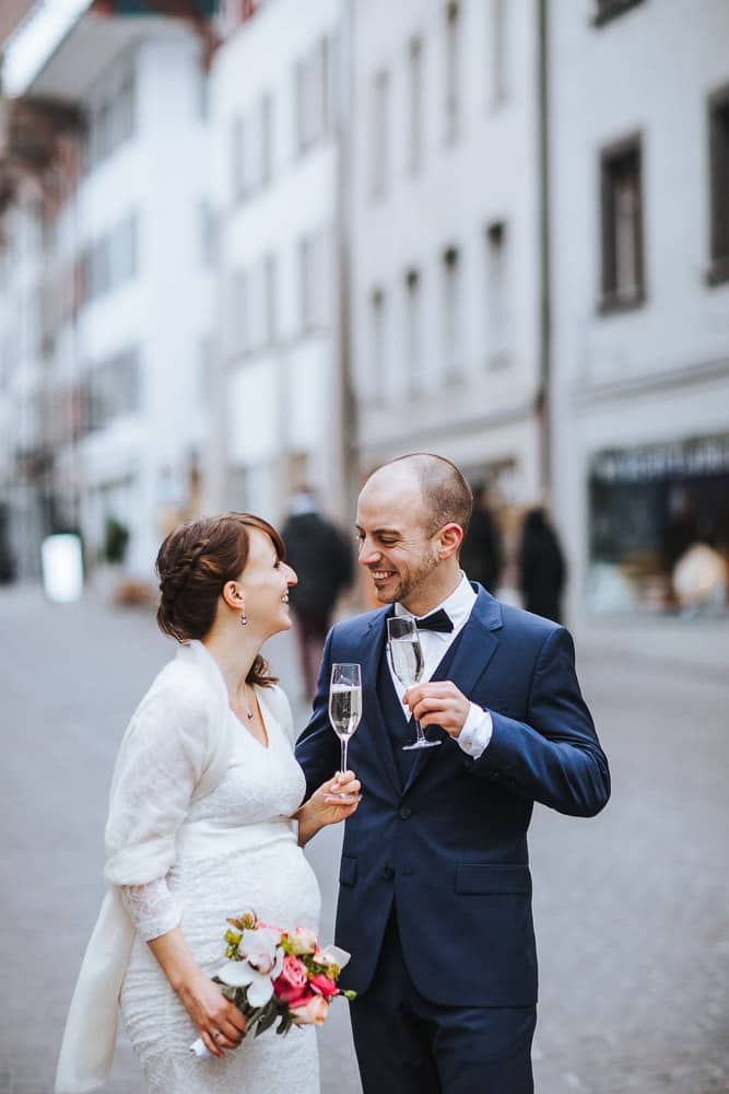 Hochzeit Winter Aarau Altstadt anstossen