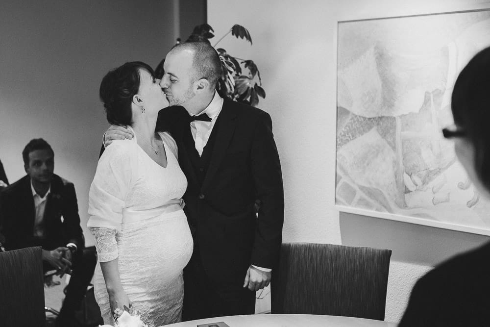 Hochzeit Winter Aarau Standesamt Kuss