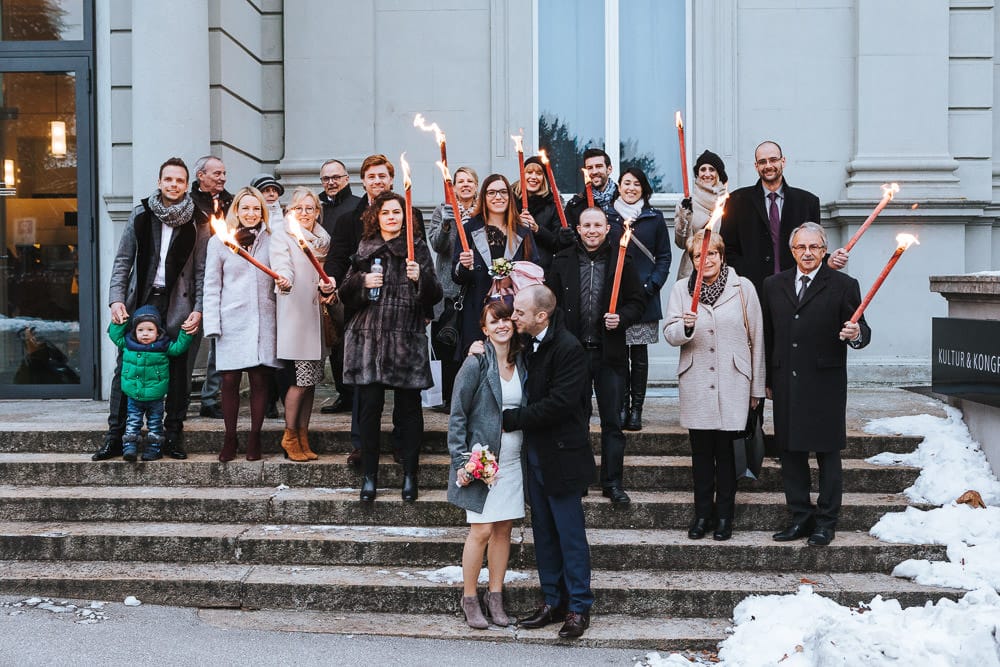 Hochzeit Winter Aarau KuK Gäste Treppe Fakeln