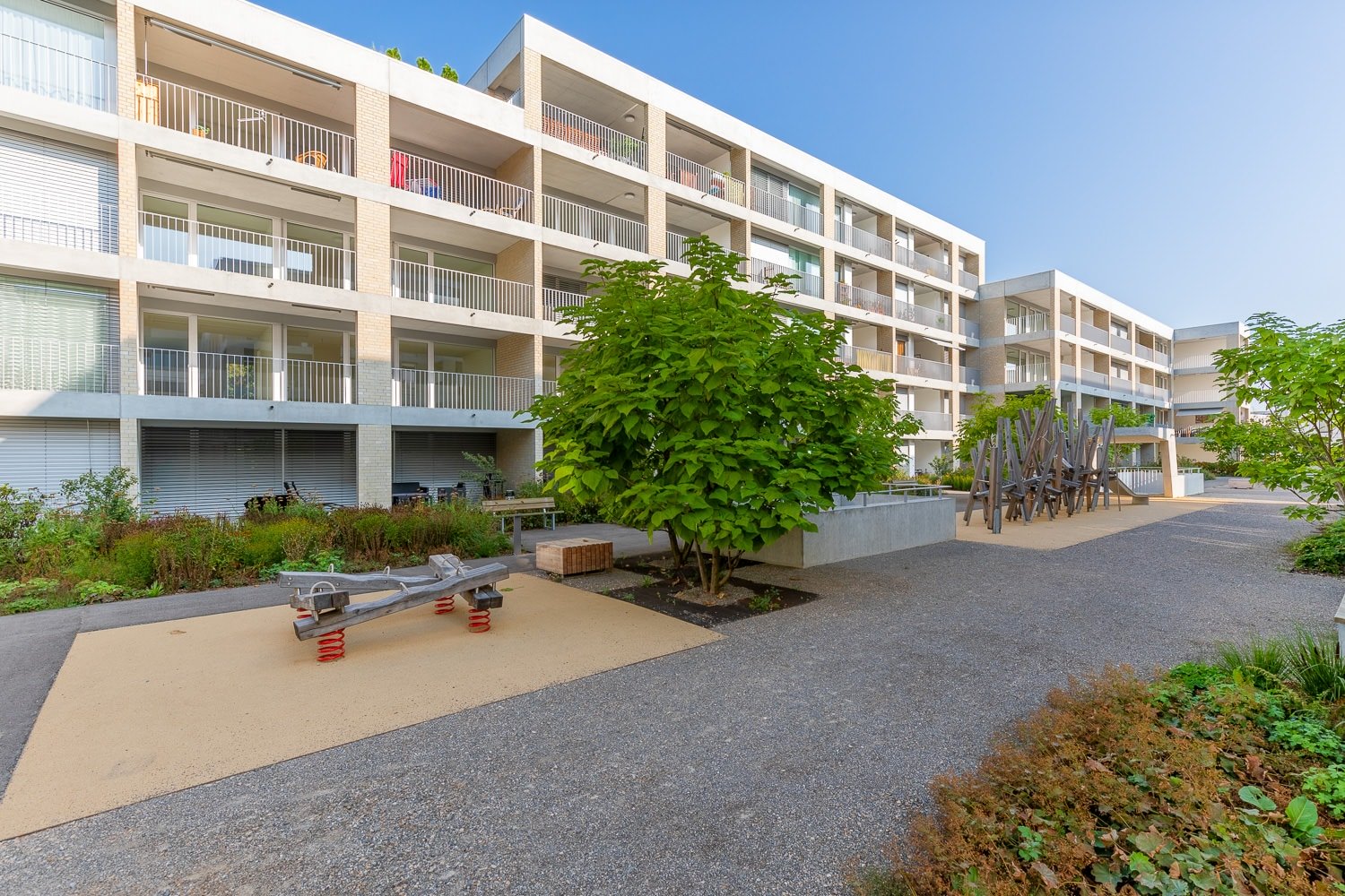 Immobilienfotografie Baufeld Suhr Aussenansicht Spielplatz