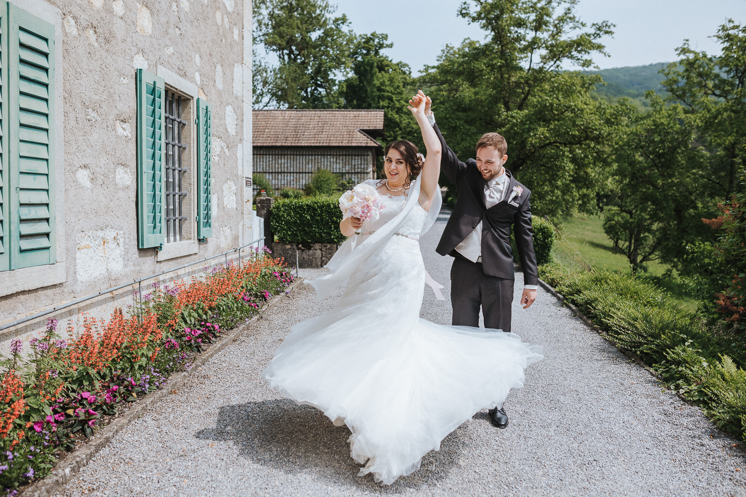 Paarfotos Hochzeit Aargau Schweiz Brautpaar Schlossgarten Drehung