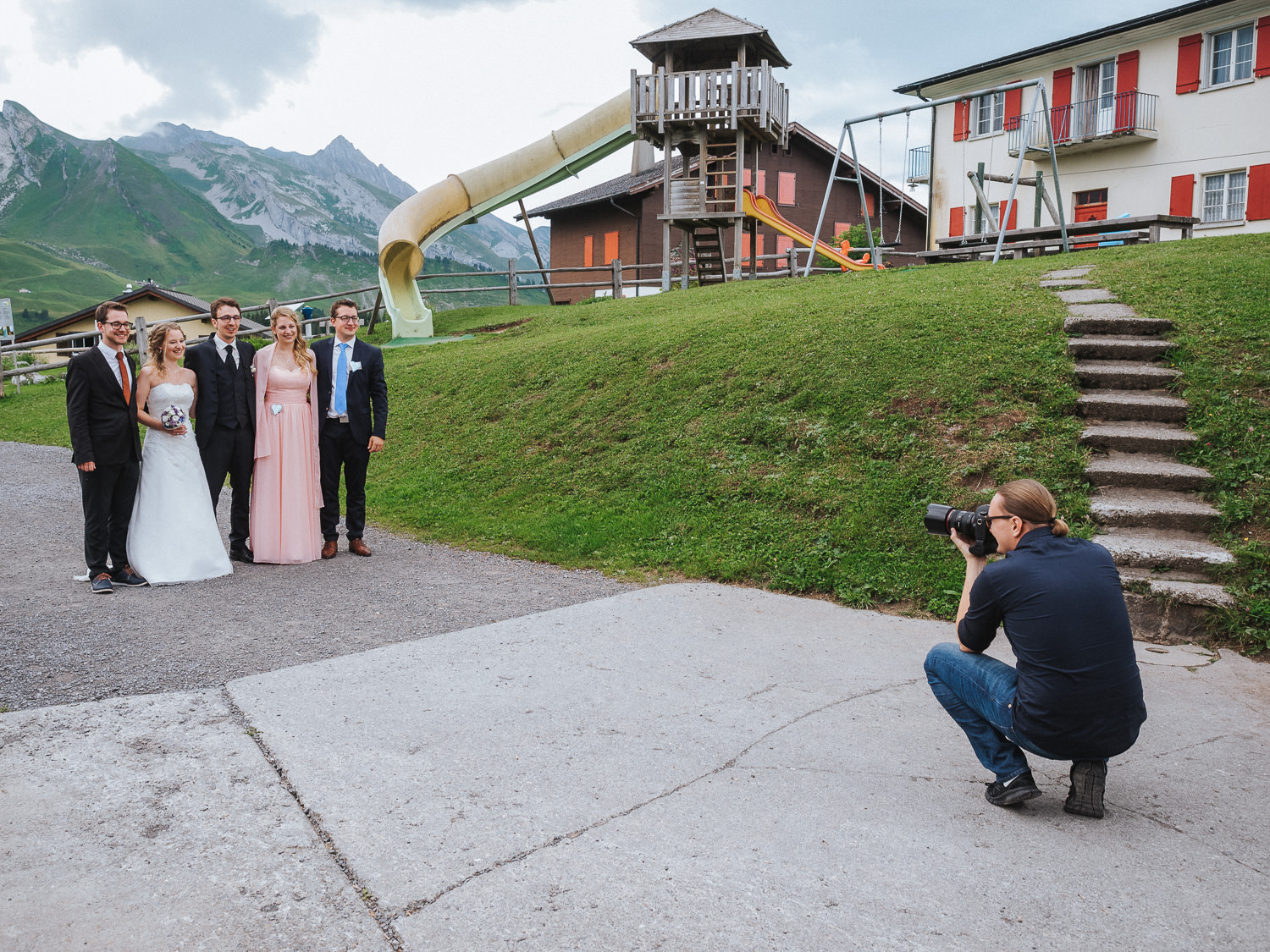 Hochzeit Gruppenfoto Berge Spielplatz mit Fotograf