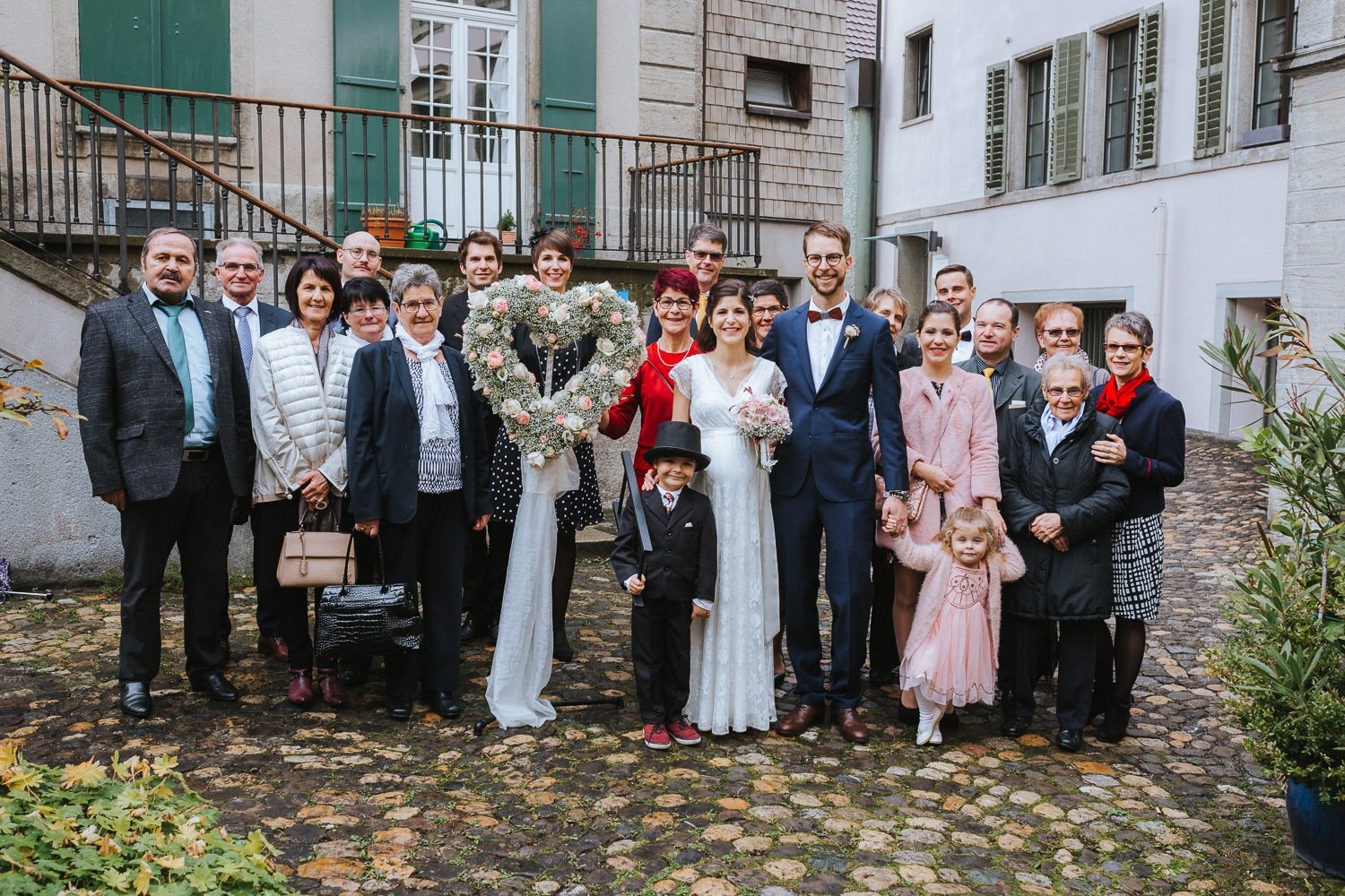 Hochzeit Reportage Paarfoto Lenzburg Gruppenfoto Hochzeitsgesellschaft