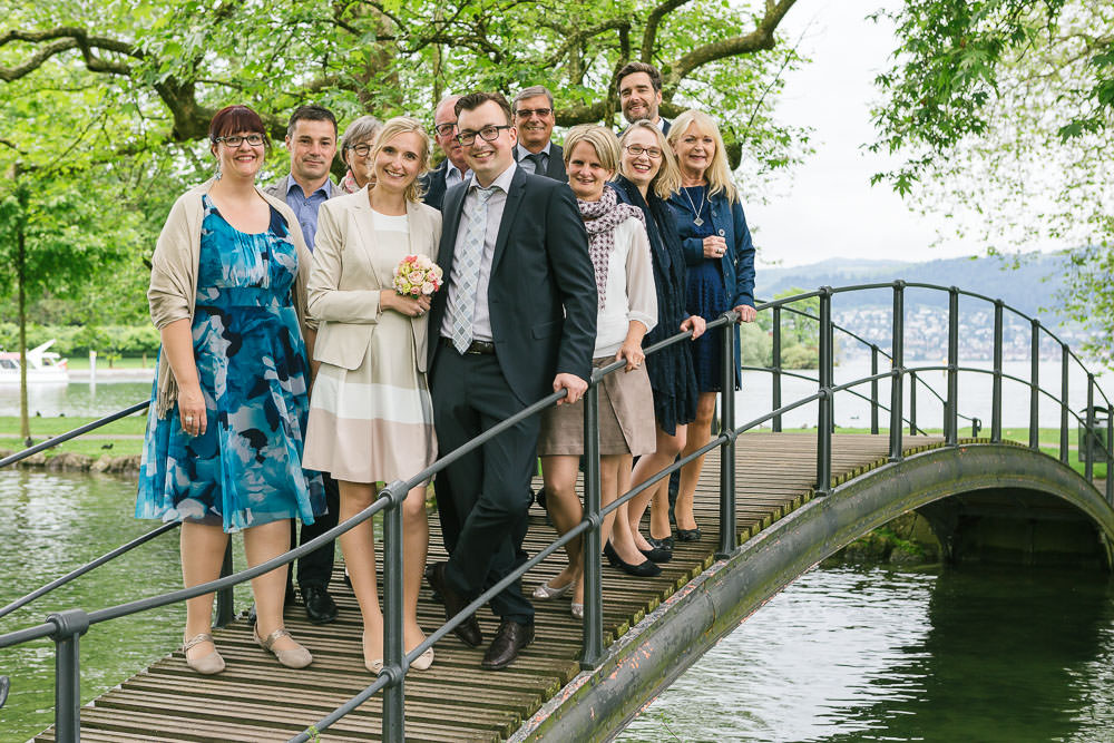 Ziviltrauung Gruppenfoto Brücke Wasser