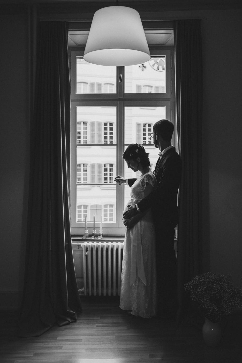 Trauung Hochzeit Lenzburg Brautpaar schwarz weiss Fenster