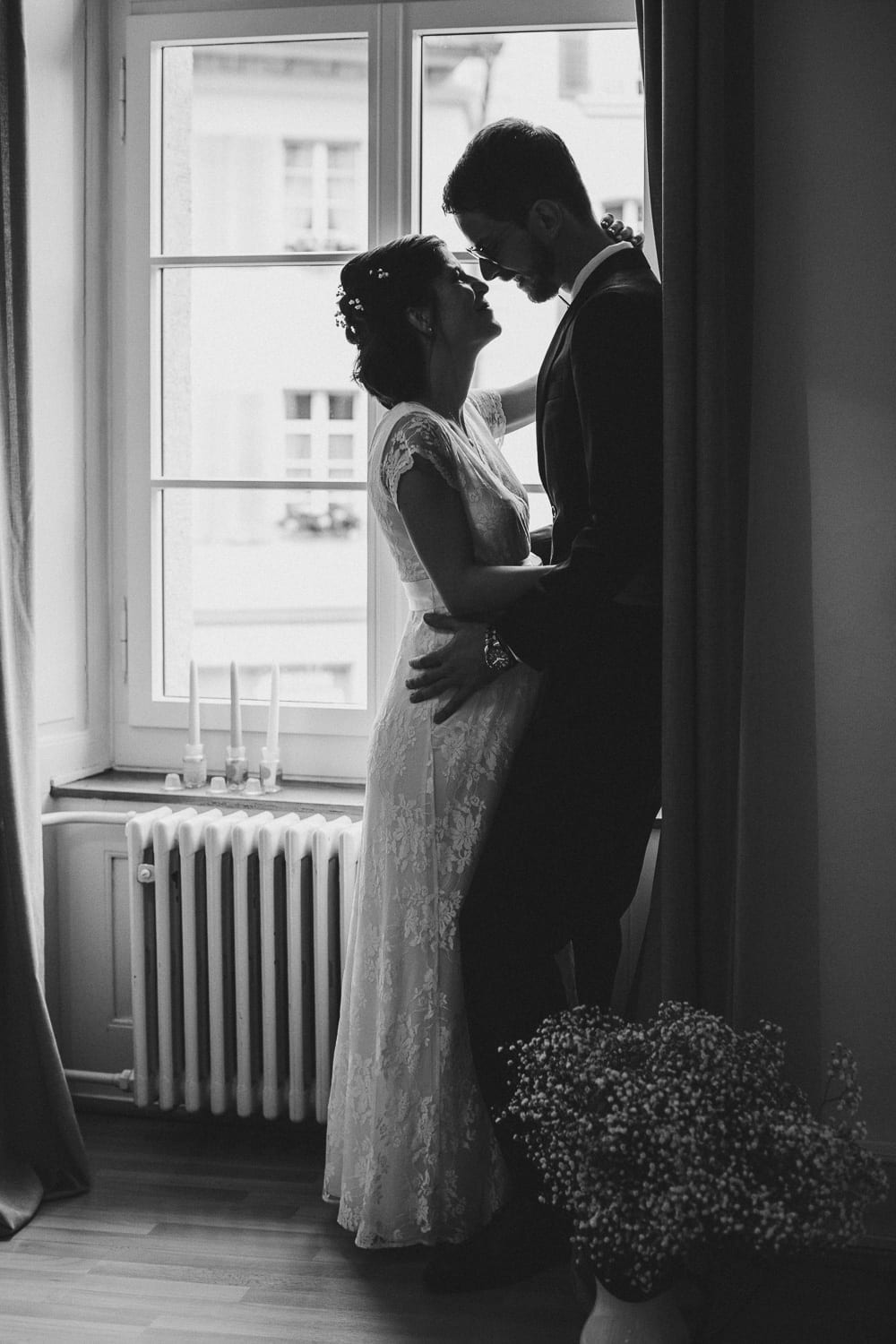 Trauung Hochzeit Lenzburg Brautpaar schwarz weiss am Fenster