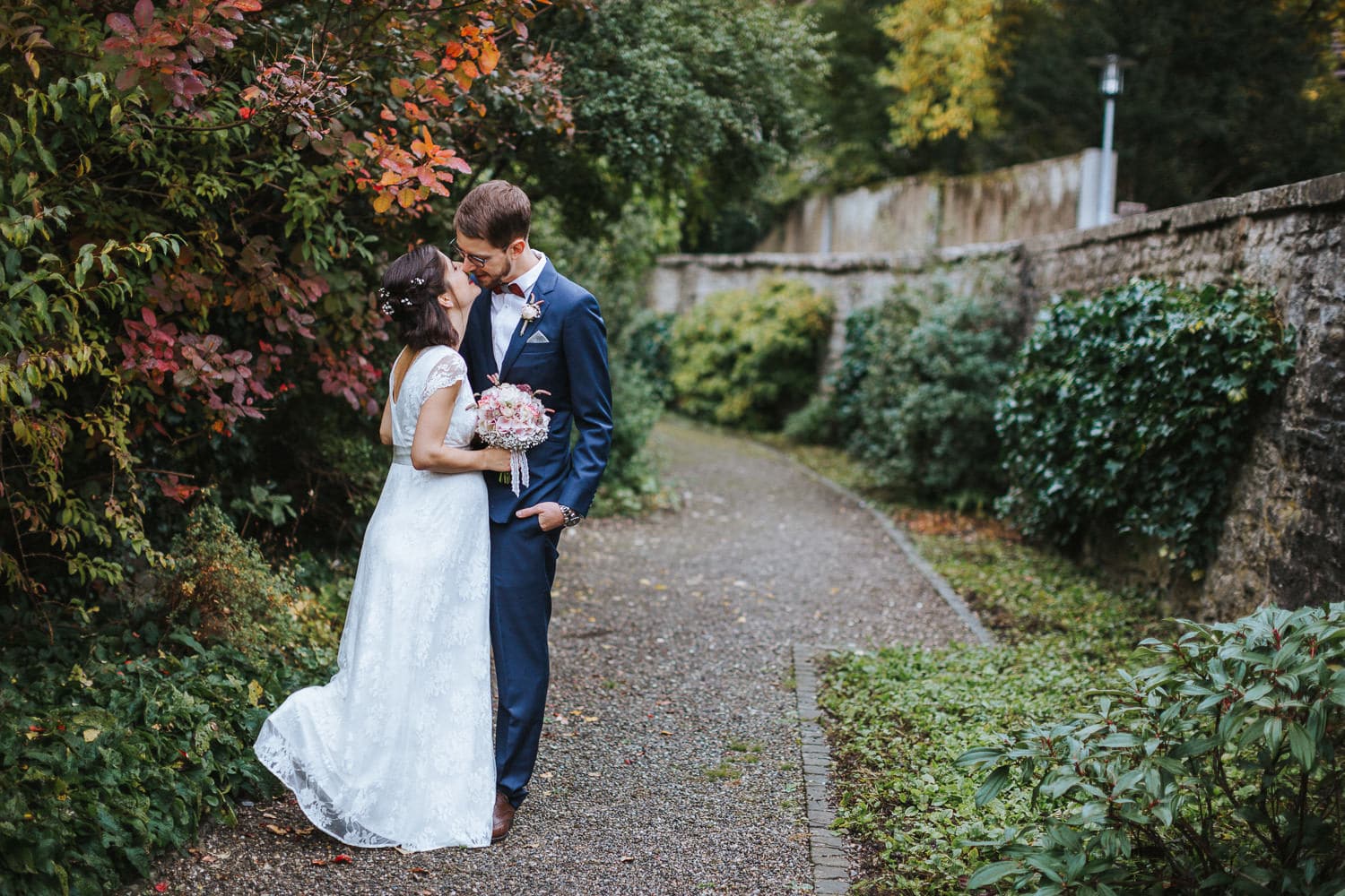 Trauung Hochzeit Lenzburg Brautpaar im Garten Kuss