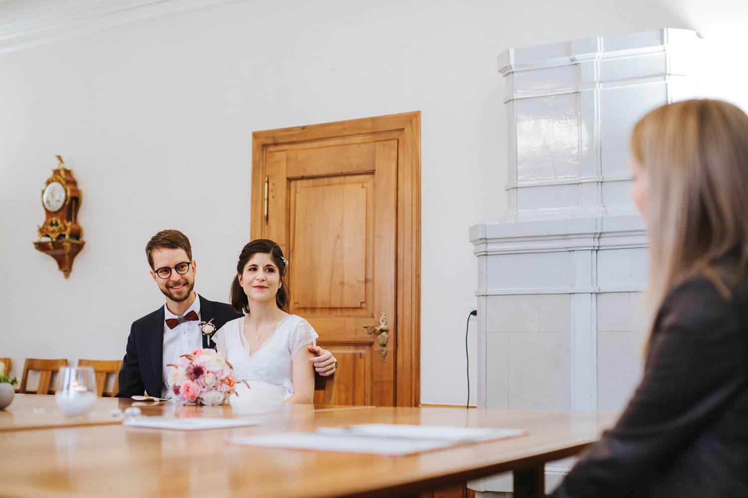 Trauung Hochzeit Lenzburg Ziviltrauung Standesamt Brautpaar Tisch