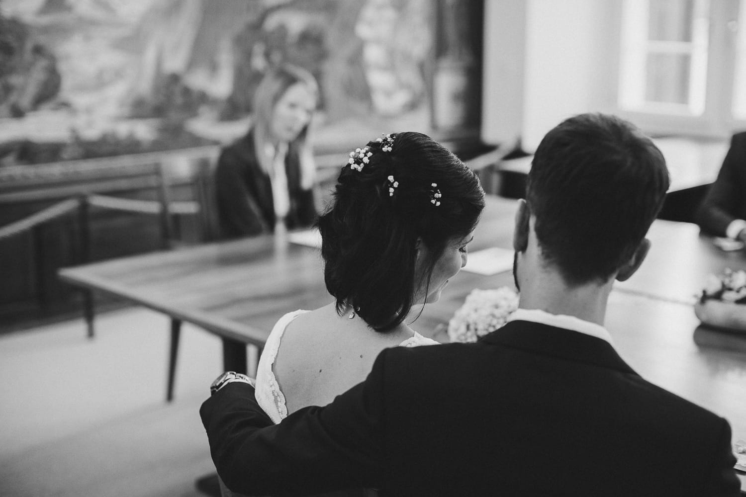 Trauung Hochzeit Lenzburg Ziviltrauung Standesamt Brautpaar von hinten schwarz weiss