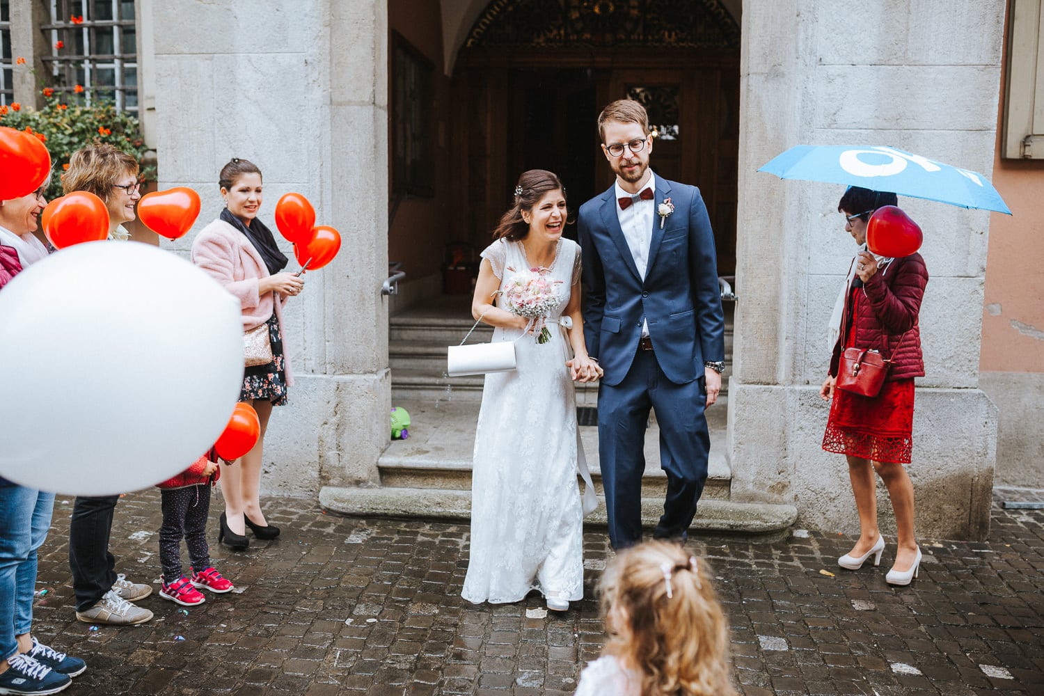 Trauung Hochzeit Lenzburg Ziviltrauung Standesamt Regen Ballone Spalier
