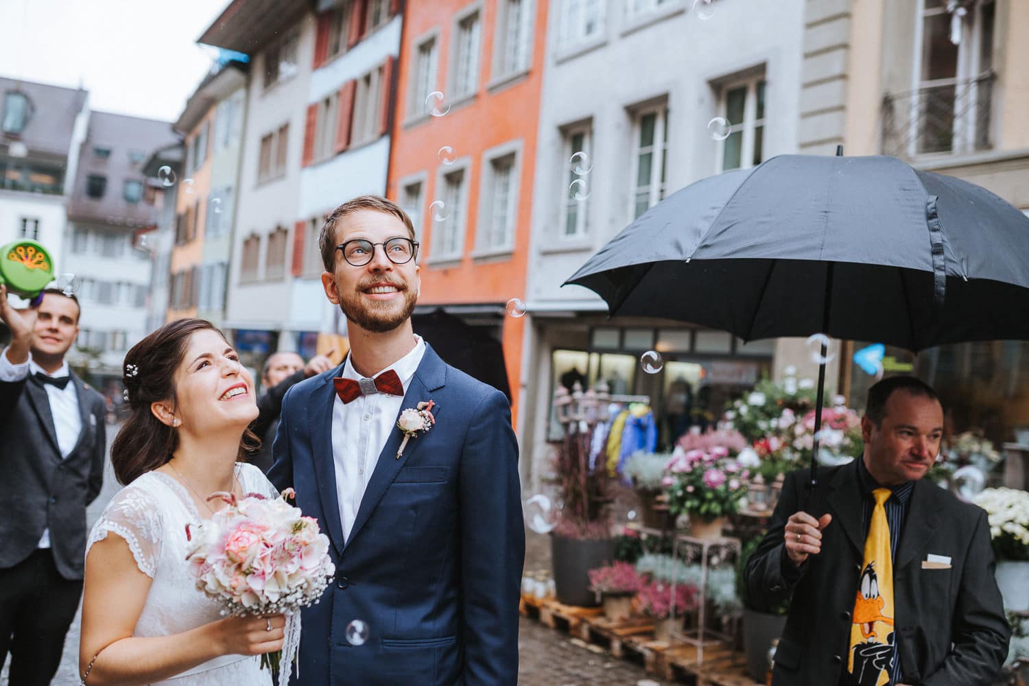 Trauung Hochzeit Lenzburg Brautpaar Regen Seifenblasen