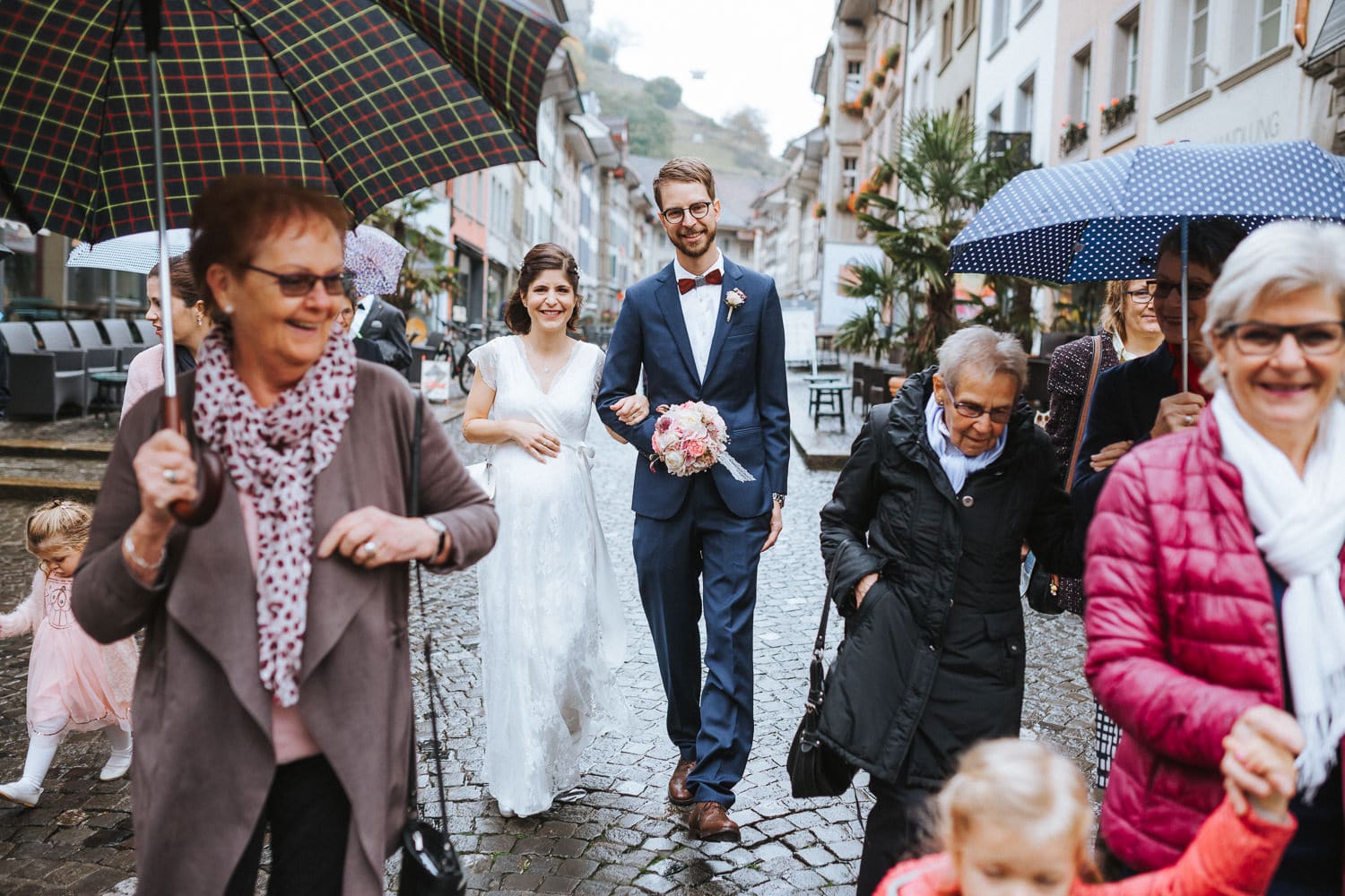 Trauung Hochzeit Lenzburg Brautpaar Gäste Regen